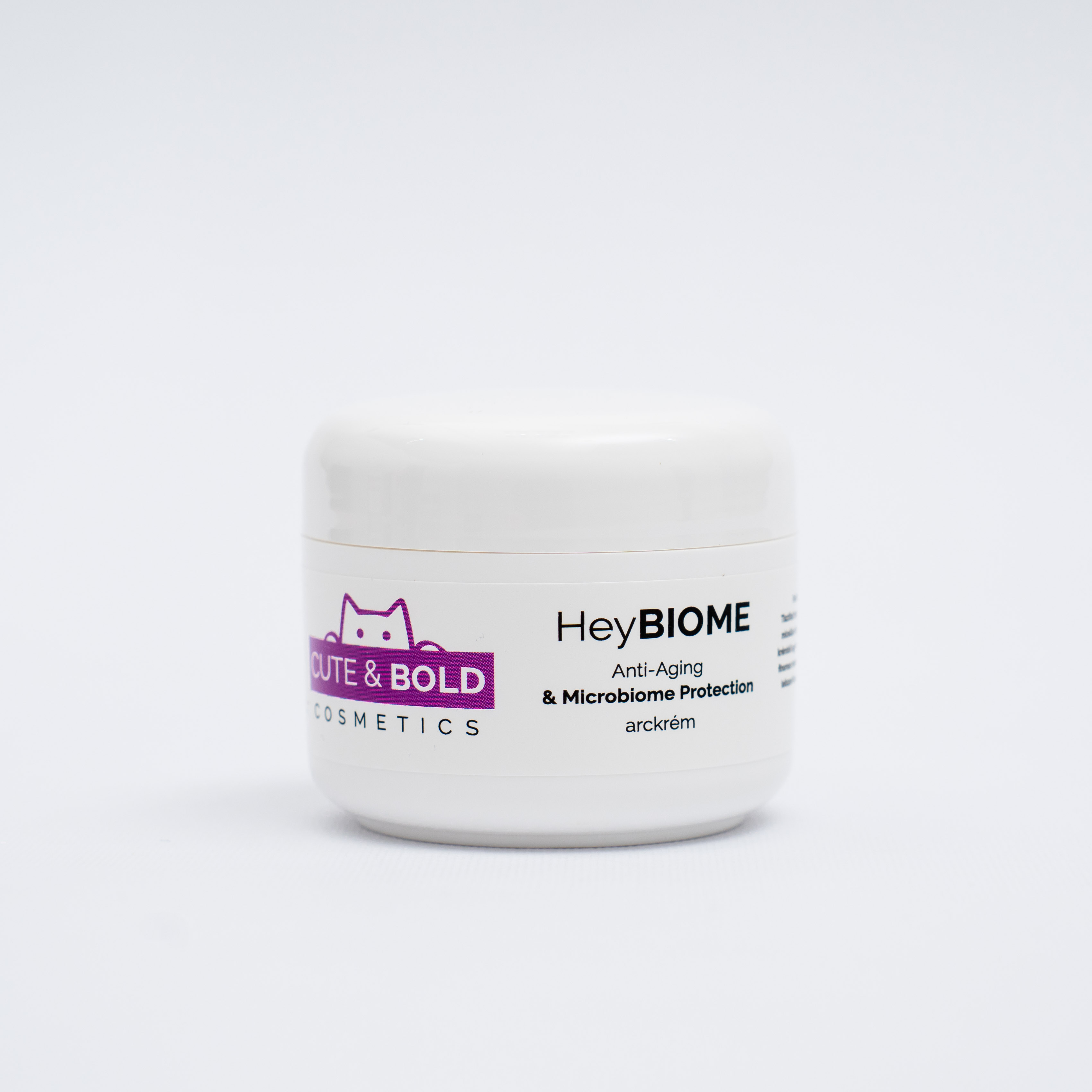 HeyBIOME arckrém tégely természetes fényben, tiszta, hidratált bőrű modelllel